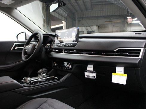 New 2025 Mitsubishi Outlander SE image 17