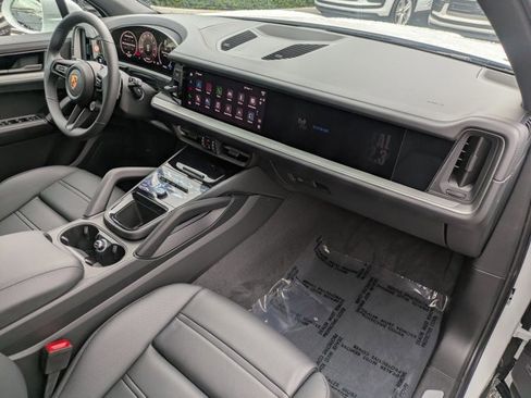 Certified 2025 Porsche Cayenne image 25