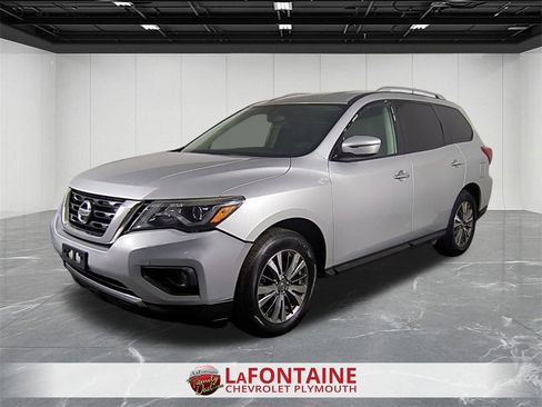 Used 2018 Nissan Pathfinder SV image 4