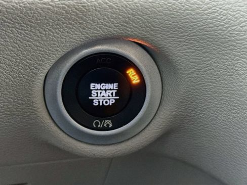 Used 2017 Chrysler Pacifica Touring Plus w/ Tire & Wheel Group FWD image 19
