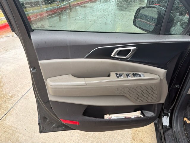 Used 2025 Kia Carnival FWD image 11