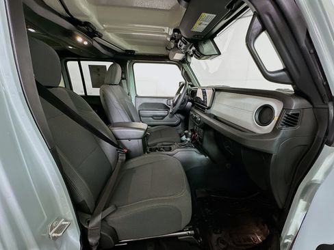 Used 2024 Jeep Wrangler Unlimited AWD/4WD image 31