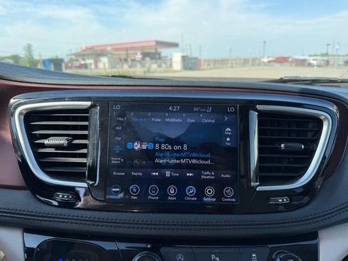 Used 2020 Chrysler Pacifica Limited FWD image 16