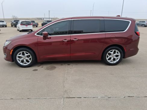 Used 2018 Chrysler Pacifica Touring Plus w/ Tire & Wheel Group image 5