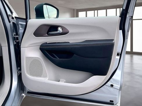 Used 2023 Chrysler Voyager LX image 25