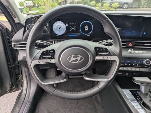 Used 2025 Hyundai Elantra SEL FWD image 18