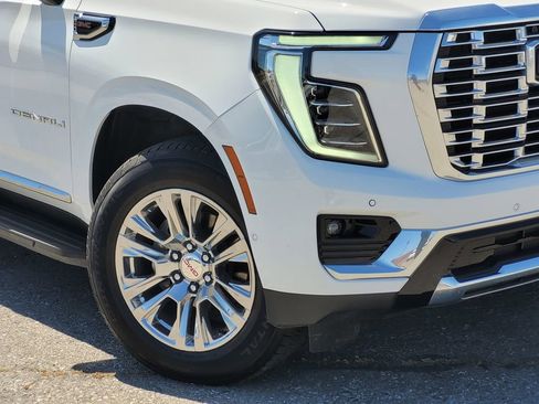 Used 2025 GMC Yukon XL Denali AWD/4WD image 9