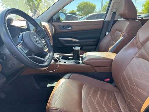 Used 2024 Nissan Pathfinder Platinum w/ Lighting Package (N92) image 21