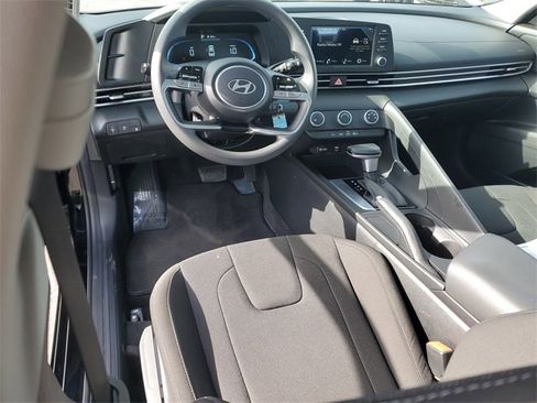 Used 2024 Hyundai Elantra SE image 13