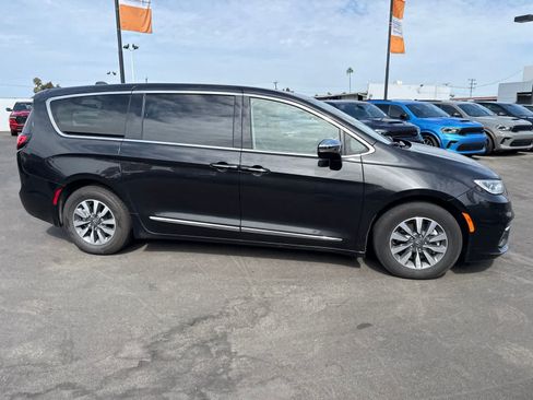 Used 2023 Chrysler Pacifica Limited FWD image 10