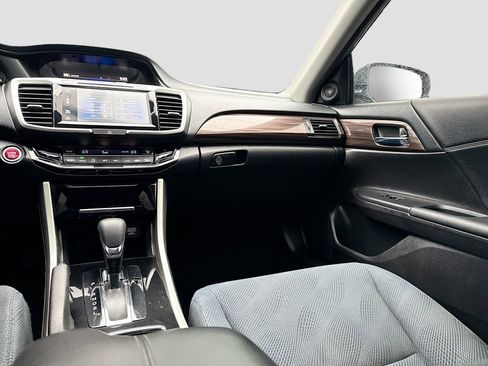 Used 2017 Honda Accord EX image 19