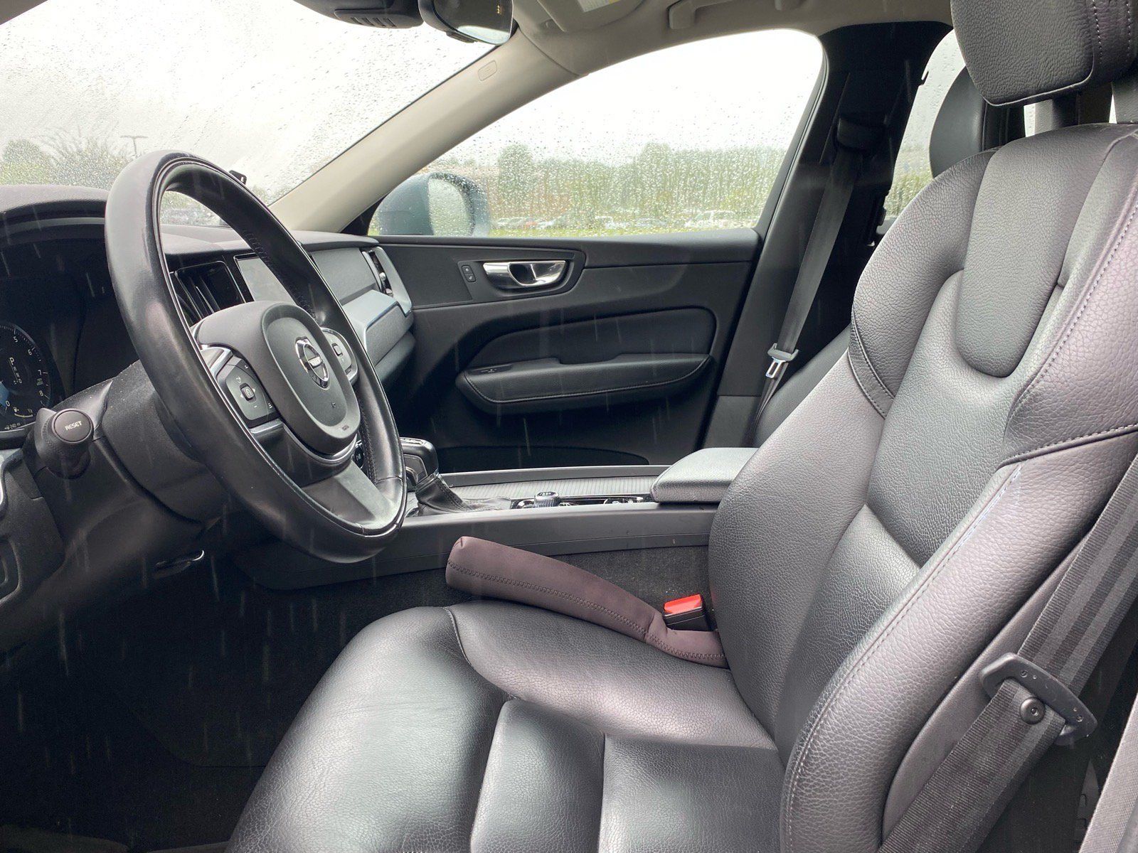 Used 2018 Volvo XC60 T5 Momentum w/ Convenience Package AWD/4WD image 8
