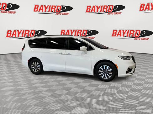 Used 2021 Chrysler Pacifica Touring-L FWD image 2