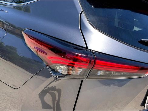 Used 2024 Toyota Highlander LE FWD image 28