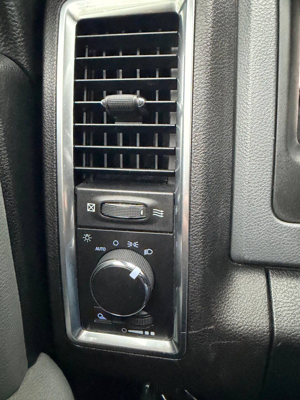Used 2018 RAM 1500 Classic SLT AWD/4WD image 23