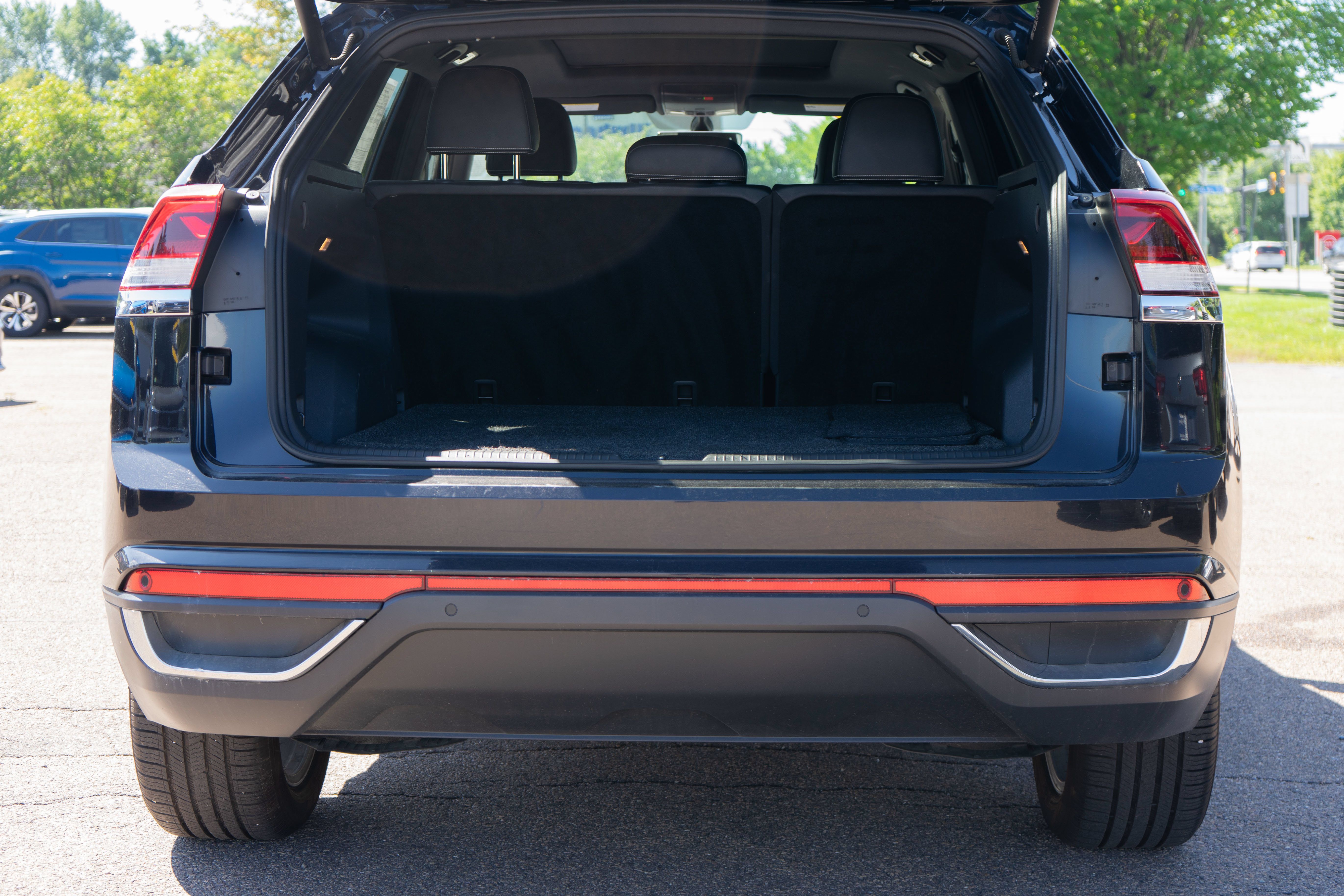 Certified 2023 Volkswagen Atlas Cross Sport SE w/ Panoramic Sunroof Package AWD/4WD image 22
