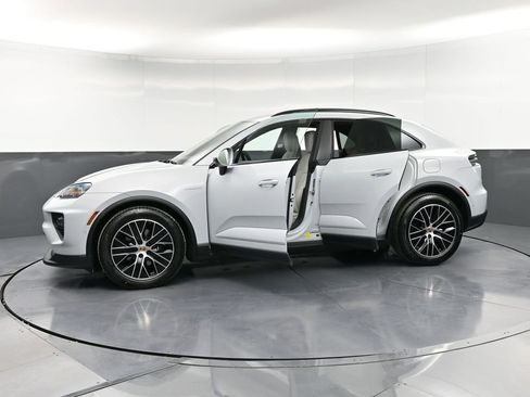 New 2026 Porsche Macan 4 Electric image 37