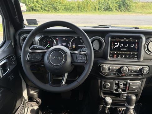 Used 2023 Jeep Wrangler Unlimited w/ Sun & Screen Package AWD/4WD image 16