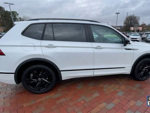 Used 2023 Volkswagen Tiguan SE R-Line image 2
