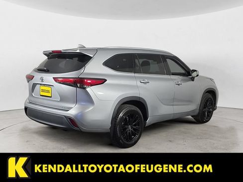 Used 2022 Toyota Highlander XLE AWD/4WD image 5
