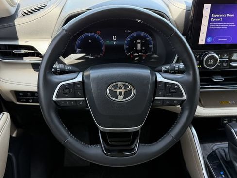 Used 2024 Toyota Highlander Platinum FWD image 13