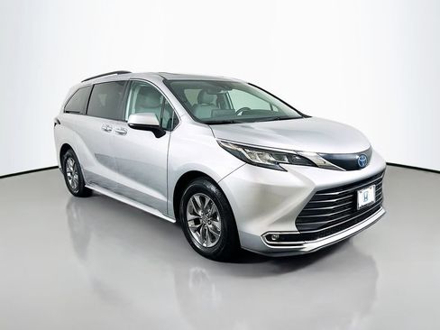 Used 2023 Toyota Sienna XLE FWD image 3