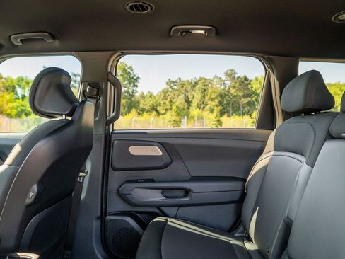 Used 2027 Kia Telluride LX w/ Towing Package FWD image 16
