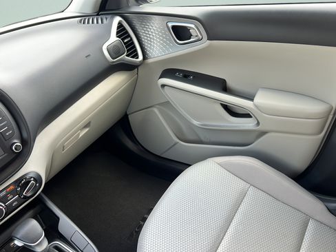 Certified 2025 Kia Soul LX w/ LX Technology Package FWD image 13
