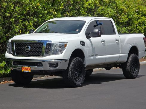 Used 2018 Nissan Titan SV w/ SV Convenience Package AWD/4WD image 8