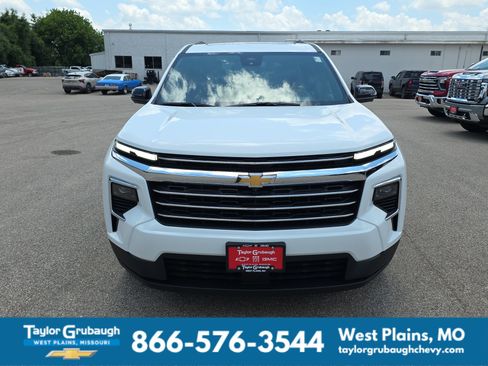 New 2026 Chevrolet Traverse LT w/ Sun and Wheel Package FWD image 3
