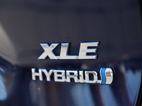 Used 2021 Toyota RAV4 XLE Premium image 10