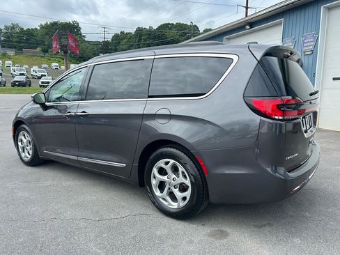 Used 2023 Chrysler Pacifica Limited FWD image 3