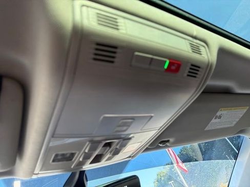 Used 2021 Volkswagen Tiguan SE w/ Panoramic Sunroof Package FWD image 22