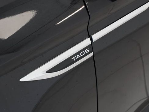 Used 2024 Volkswagen Taos SE FWD image 3
