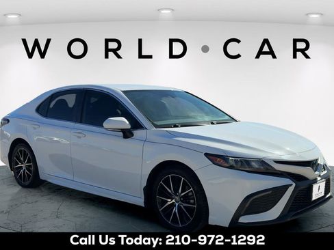 Used 2022 Toyota Camry SE FWD image 1