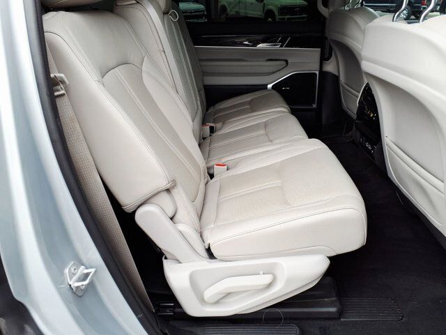 Used 2022 Jeep Wagoneer Series II AWD/4WD image 13