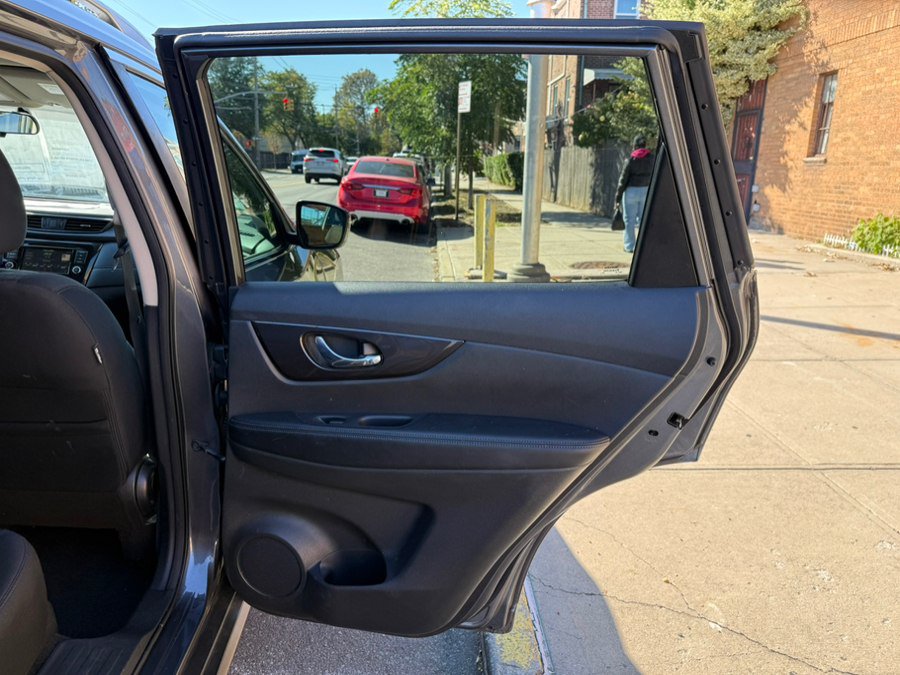 Used 2018 Nissan Rogue SV AWD/4WD image 21