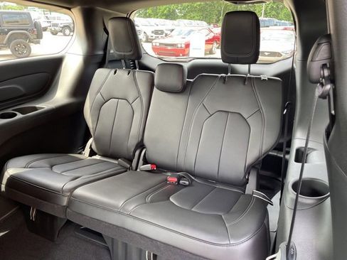 New 2025 Chrysler Pacifica Select image 13