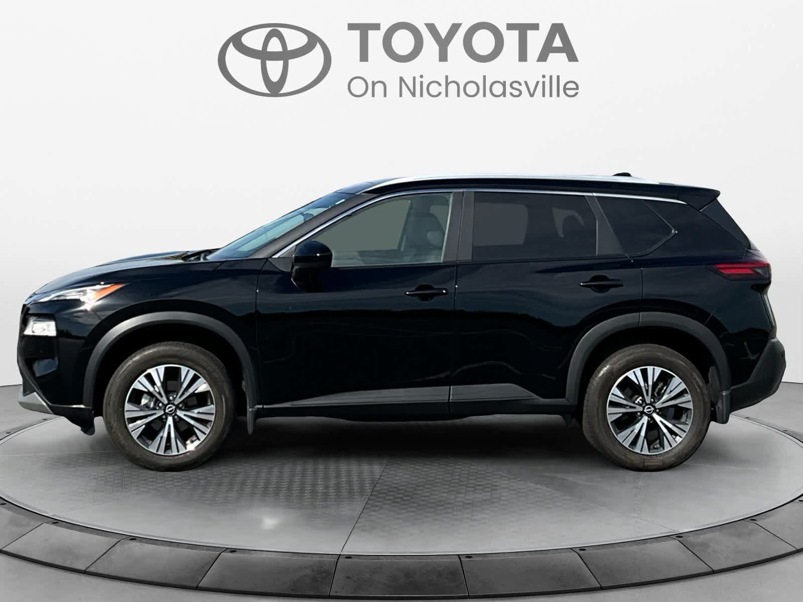 Used 2023 Nissan Rogue SV w/ SV Premium B Package FWD image 2