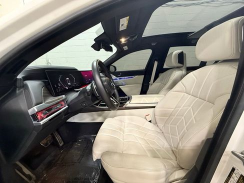 Used 2024 BMW 760i xDrive w/ Premium Package image 31