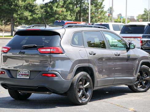 Used 2018 Jeep Cherokee Latitude w/ Altitude Package FWD image 3