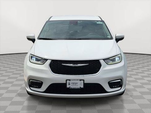 Used 2023 Chrysler Pacifica Touring-L FWD image 2