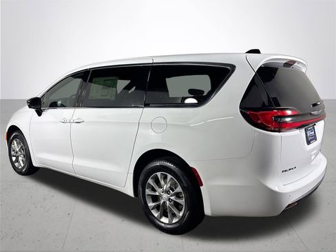 New 2026 Chrysler Pacifica Limited image 8