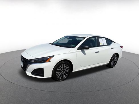 Used 2025 Nissan Altima 2.5 SV FWD image 6