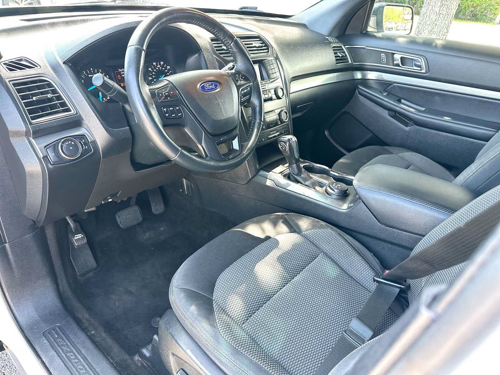 Used 2018 Ford Explorer XLT AWD/4WD image 18