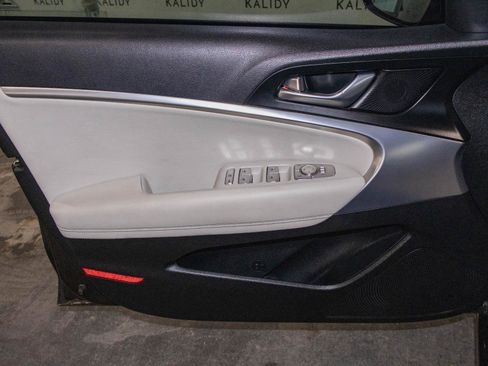 Used 2024 Genesis G70 2.5T image 11