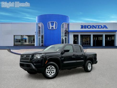 Used 2024 Nissan Frontier SV image 2