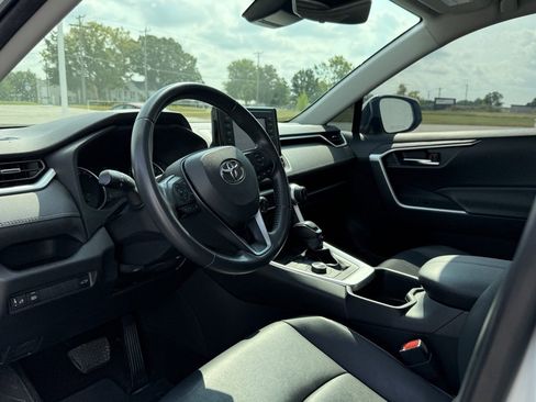 Used 2022 Toyota RAV4 XLE Premium image 9