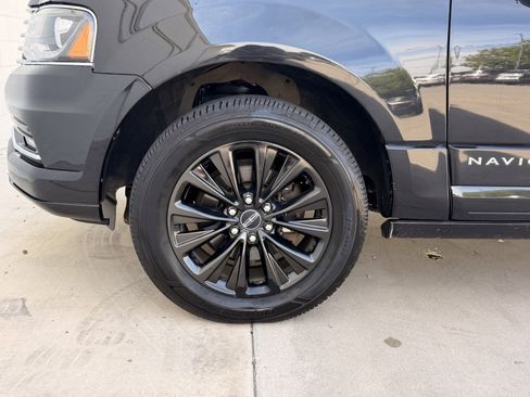 Used 2015 Lincoln Navigator 4WD image 11