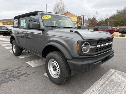 New 2025 Ford Bronco Base image 3